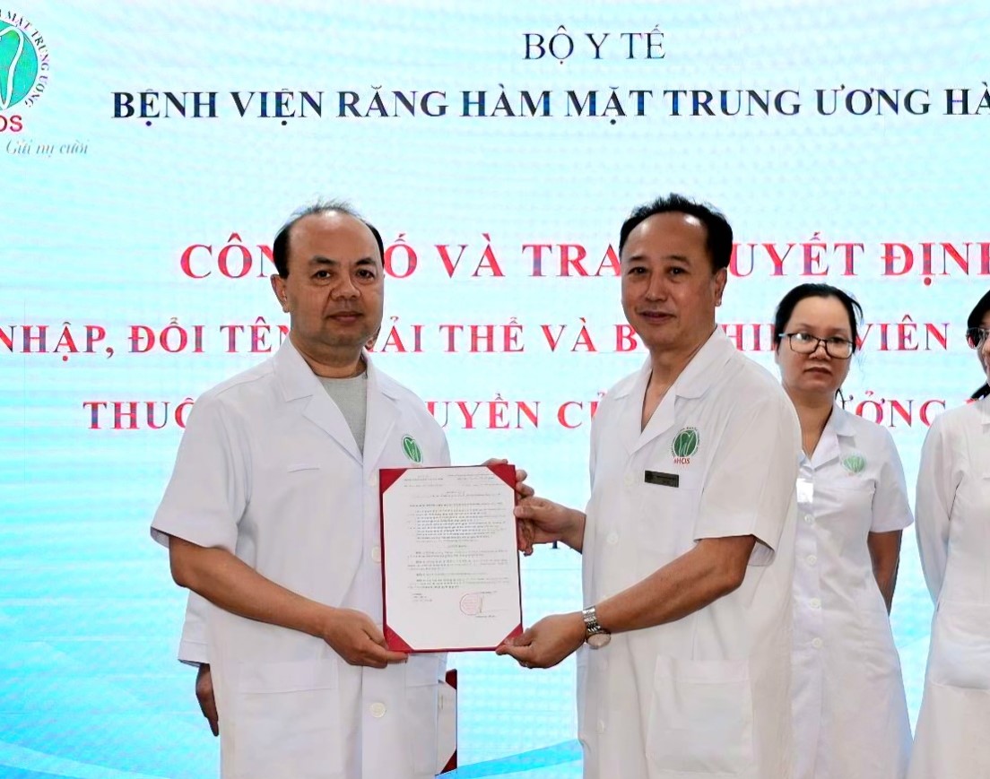 Trao quyết định bổ nhiệm choTS. Phạm Thanh Hà, Phó Giám đốc Bệnh viện, được bổ nhiệm kiêm nhiệm giữ chức vụ Trưởng phòng Quản lý thiết bị y tế.
